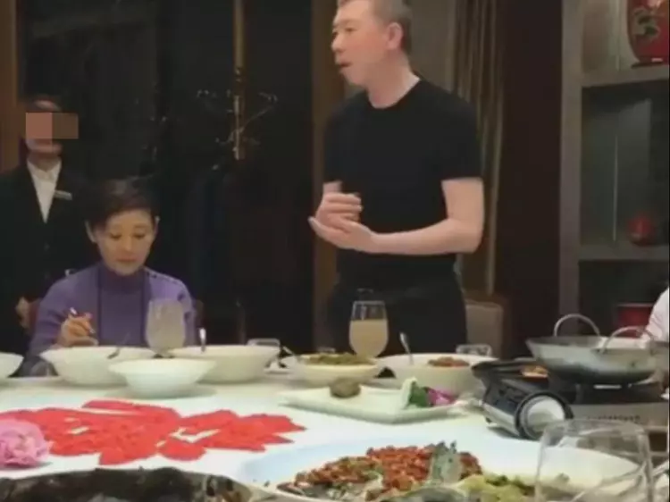 冯小刚|冯小刚衣锦还乡，朋友们热情款待，冯小刚酒桌上一席话，让人破防