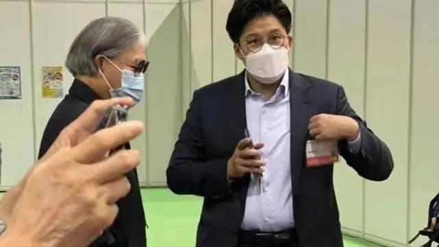 摩擦性失业|郭晶晶祖孙三代被偶遇，豪门公爹帮忙带娃，她职场打扮似女强人