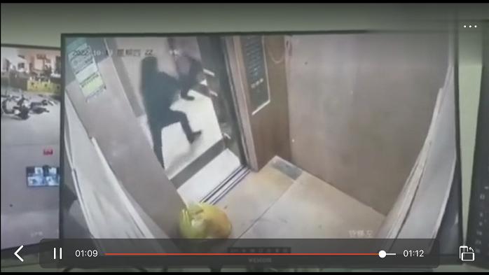 男子电梯里抽烟还动手打人，反被大姐揍得落荒而逃