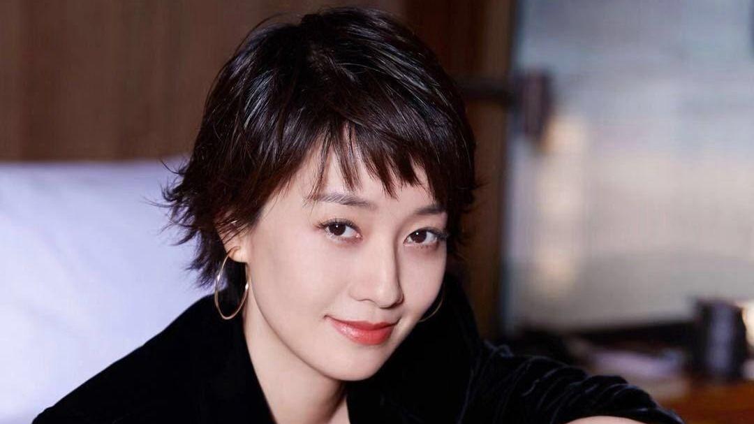 看到剪去长发的马伊琍才明白：中年女人留短发，气质可以变高级