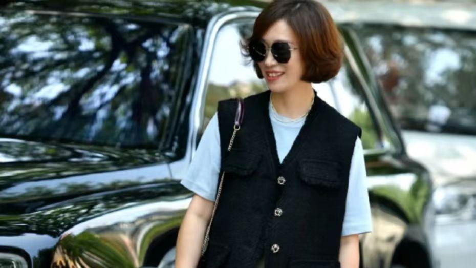 运动 远离大妈装、会叠穿、发选短，50岁女人做到这3点，赢得时尚优雅