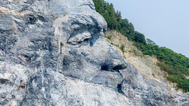 苏州园林|湖北花2.5亿，建国内最大山体雕像，一个鼻孔可站10人