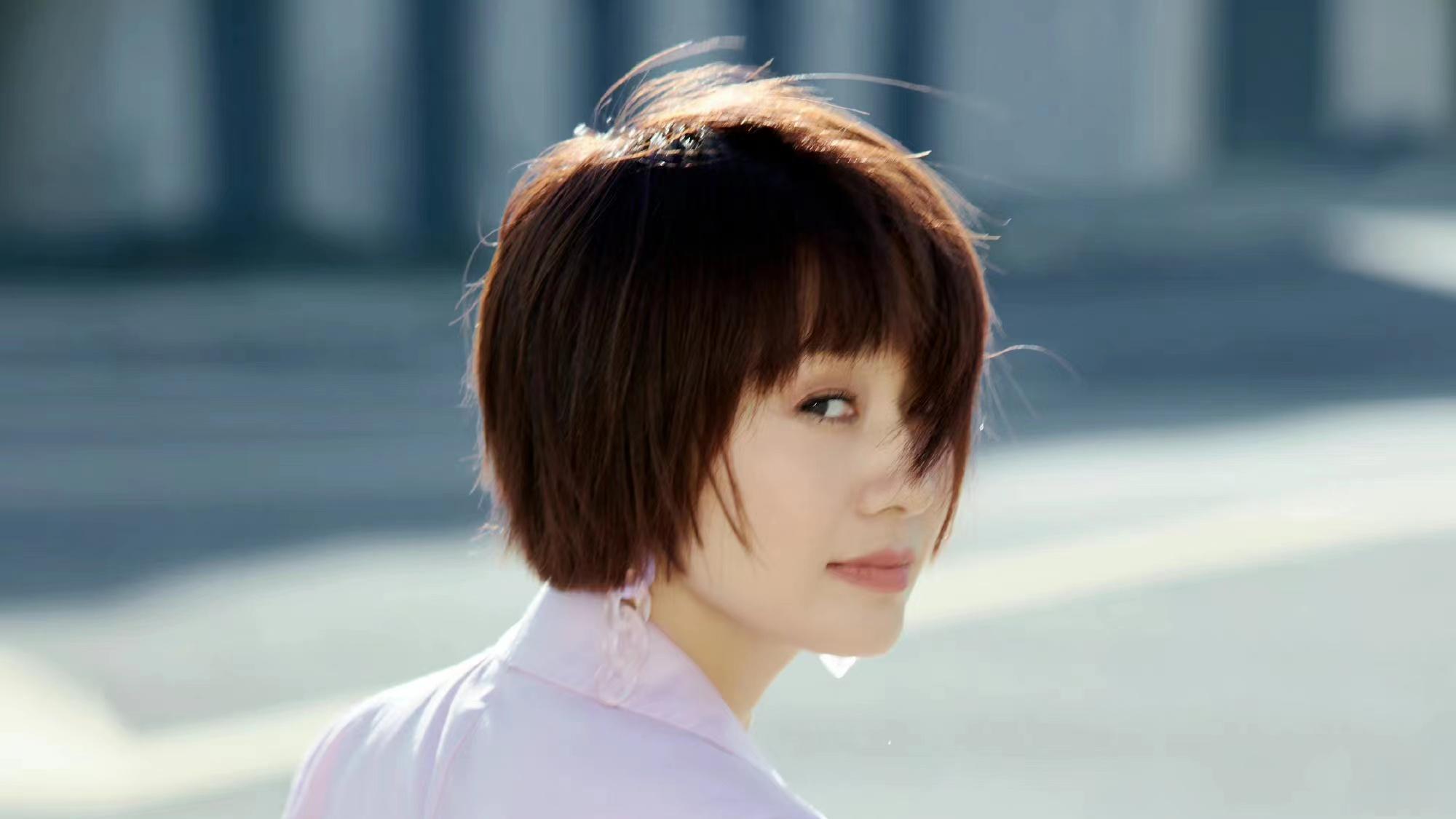 马伊琍新发型真好看，换刘海短发气质减龄，穿粉色西装美回少女样
