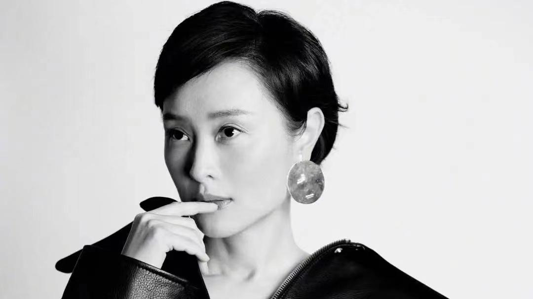 吴越|女星吴越《县委大院》演技封神，登《时尚芭莎》尽显优雅魅力