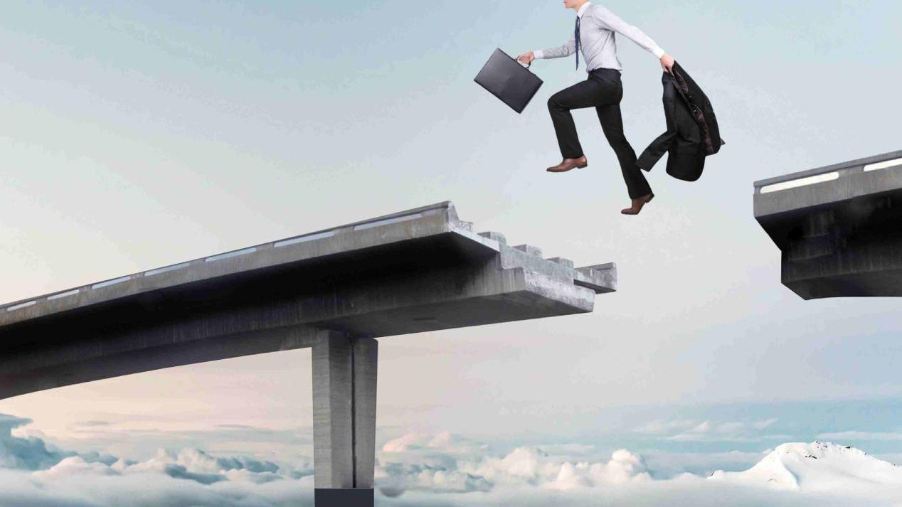 |职场上，领导安排其他人做事，不许自己“帮忙”，下属会怎么表现