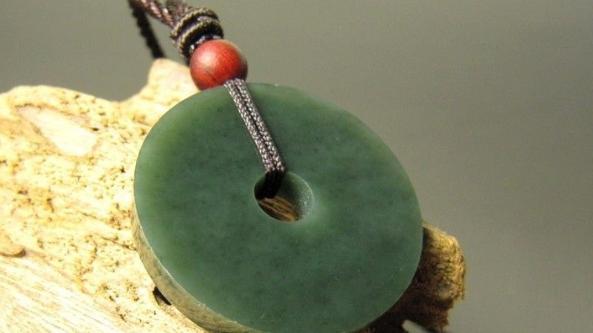 |和田玉平安扣可遇而不可求，到底有多值钱？如何判断平安扣真假？