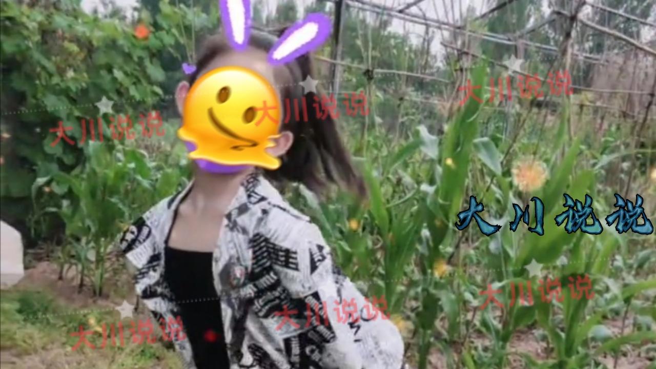 江西一女子给小学女儿打扮，成熟胜过女大学生，网友：三观有问题