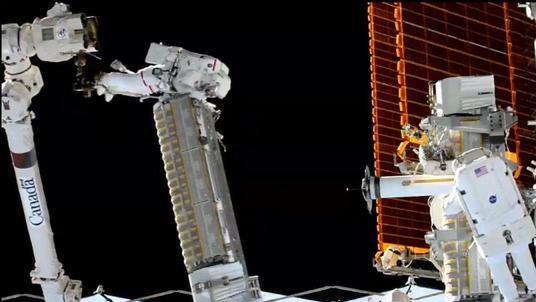 国际空间站宇航员在新太空行走任务中安装了一个折叠式太阳能阵列