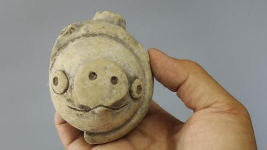考古现场让人不敢相信的事情，三星堆出土“愤怒的小猪”，手机壳