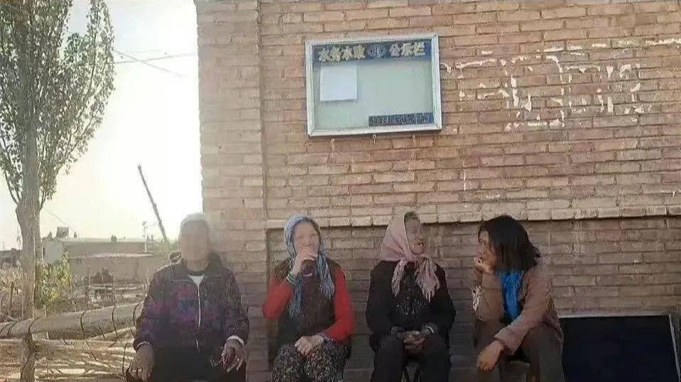 海清|海清跟农村妇女坐一起，皮肤化再黑穿再烂，坐姿拘谨看得出是装的