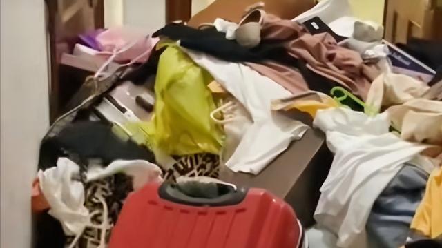 安徽一女子被老公赶出家门，衣服堆积如山，网友：一般人可养不起