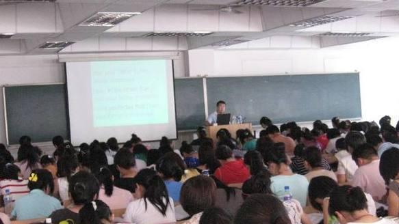 大学校园中的“黑色交易”，学生为了一时痛快，坑害了自己的未来