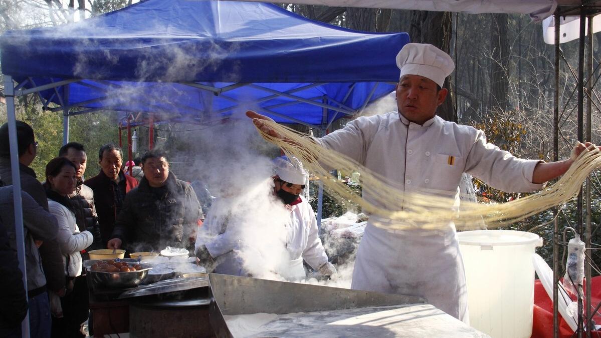 饵料|收费十元可以钓大鱼，鱼塘老板联明反被聪明误，这次赔大了