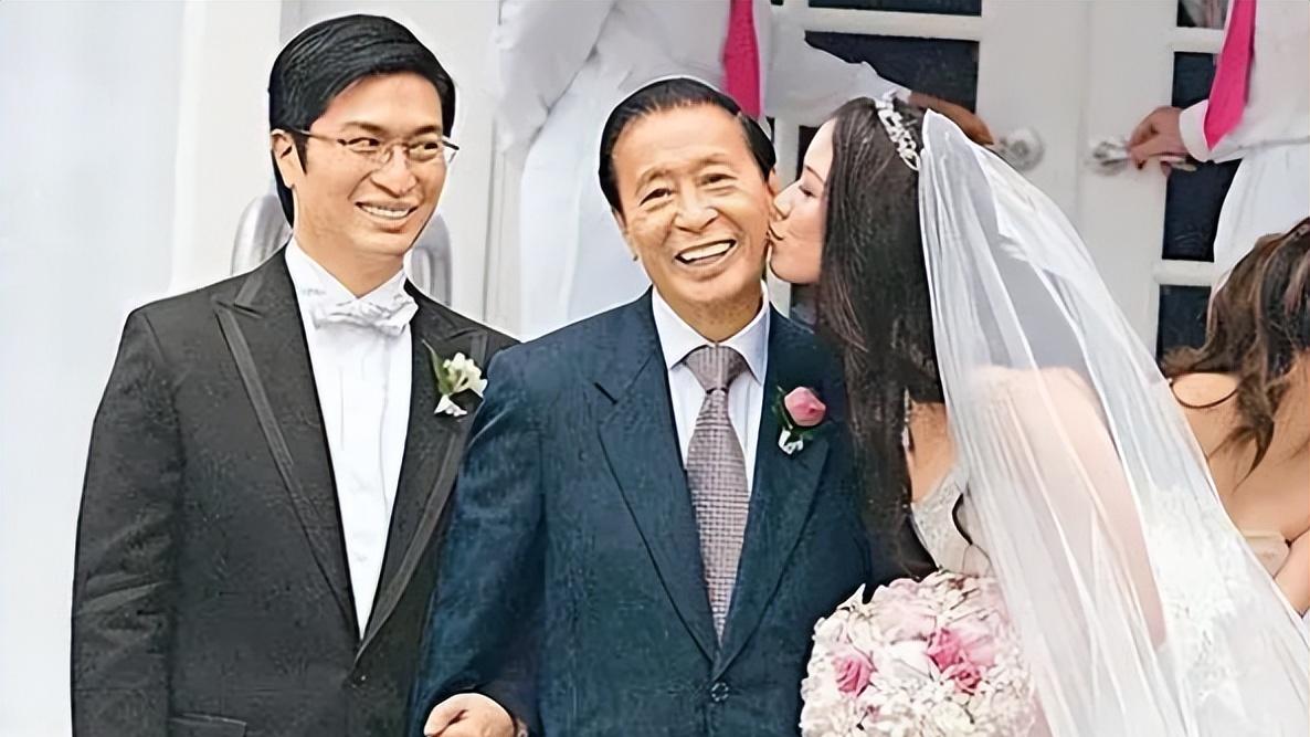 豪门|比梁洛施好命？嫁豪门产4子地位高，与李家诚站C位显贵气