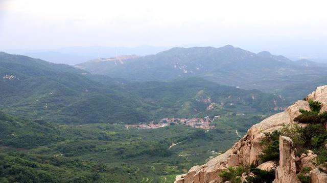 日照|看图：在天崮山的仙崮顶上，俯瞰蓬莱村里集镇大道刘家村