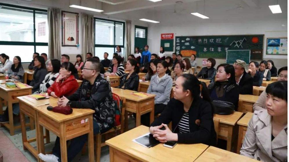 第一名|小升初家长会，倒数第一名的家长讲话，寥寥数语让老师为之道歉