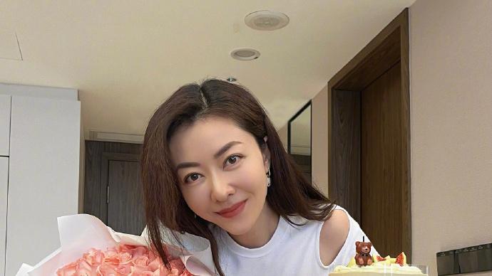 熊黛林|熊黛林晒42岁庆生照，双胞胎女儿送贺卡，一家四口同框太幸福