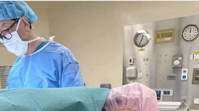 李宗伟|40岁李宗伟官宣三胎得子，陪妻子进产房超暖，脸颊凹陷瘦成皮包骨