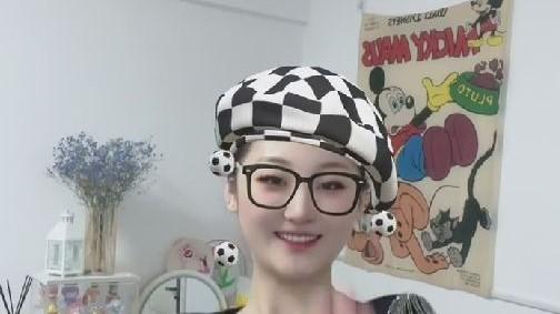 陈亚男|陈亚男庆祝世界杯，跳手指舞满脸笑容，网友：要复出带货了吗