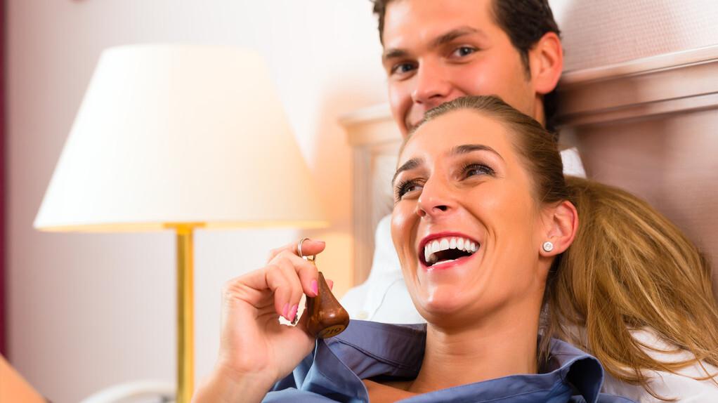 |非夫妻出门旅游，酒店能住一个房间吗？前台小妹：注意5点