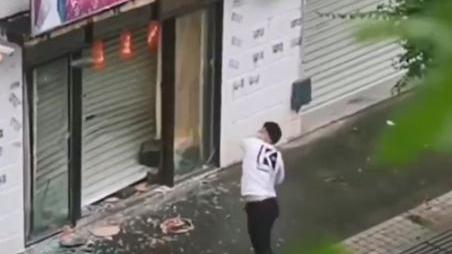 玉林一婚介所被砸，现场满地玻璃渣