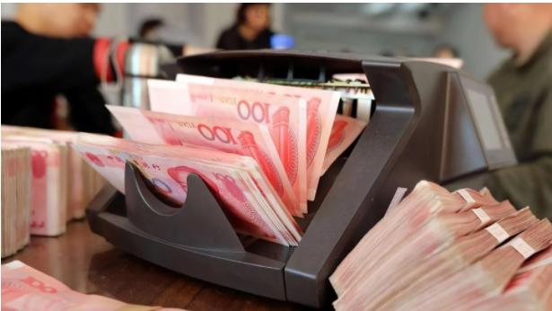 浙江衢州，一女子交给银行工作人员15万元，办理了定期存款