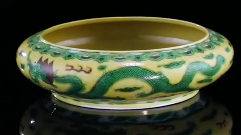 三彩|拍卖会拍来一件瓷器，年代鉴定却在不断变化