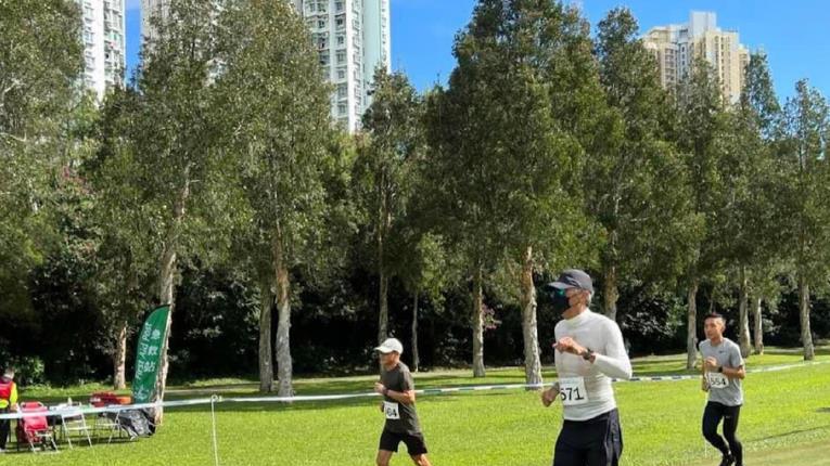 周润发|67岁周润发参加越野跑，身材消瘦四肢纤细，头发已全白精神状态好