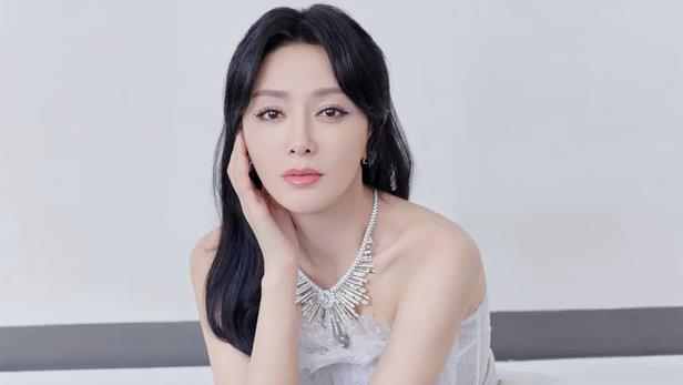 秦岚|43岁秦岚直播被嘲美颜过头，生图曝光似少女，精致细腻打脸黑粉