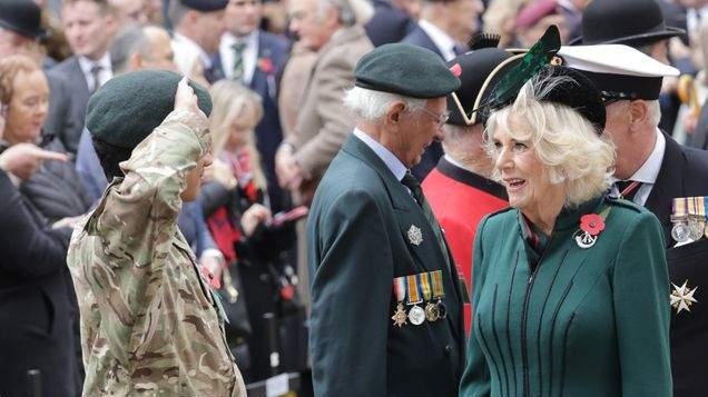 丰满|王后卡米拉出席纪念活动，很不修边幅，不仅发丝凌乱还晕了眼妆