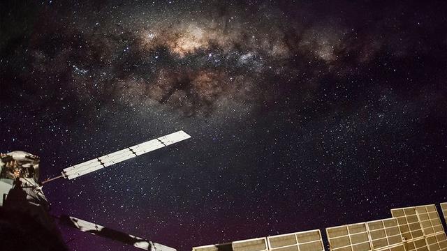 为什么月球天空一片漆黑，没有星星？