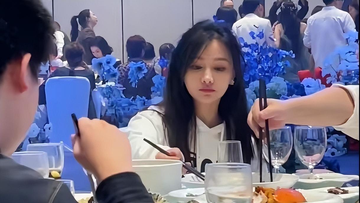 韩懿莹|miss大小姐参加骚男婚礼，全程努力干饭，最后还顺走了一个男嘉宾