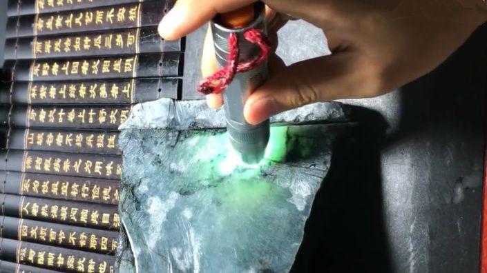 80年代|全是裂的翡翠料子，成品的逆袭让人不敢置信！