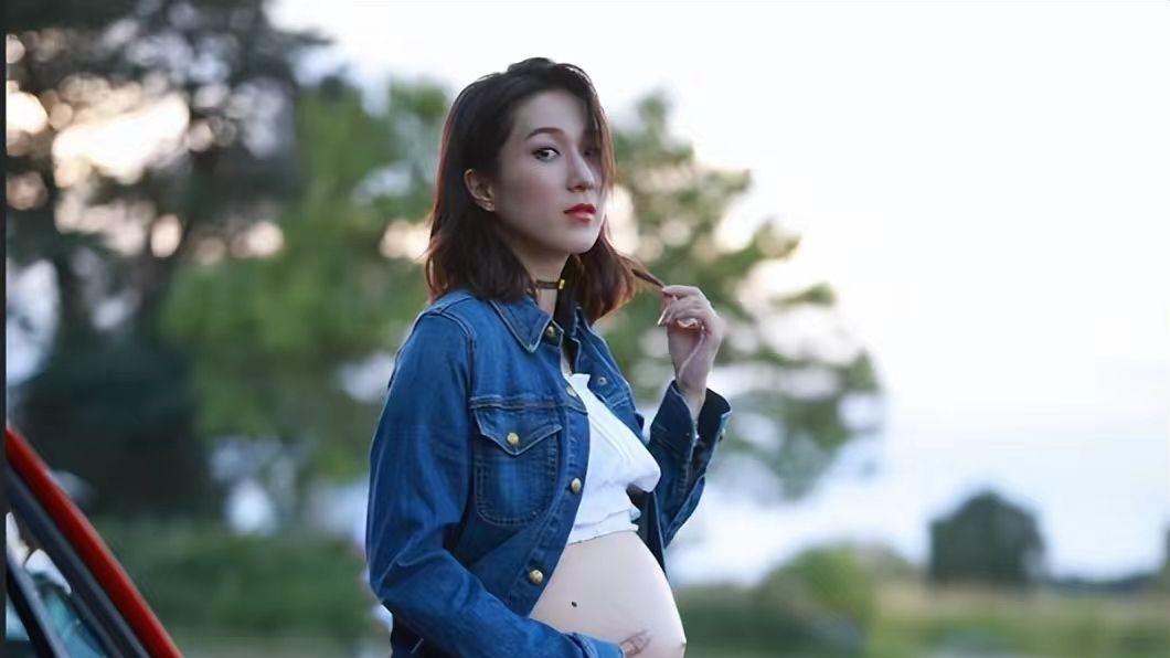 钟嘉欣|钟嘉欣一家四口同框！大孕肚即将临盆，俩孩子和老公共用一张脸