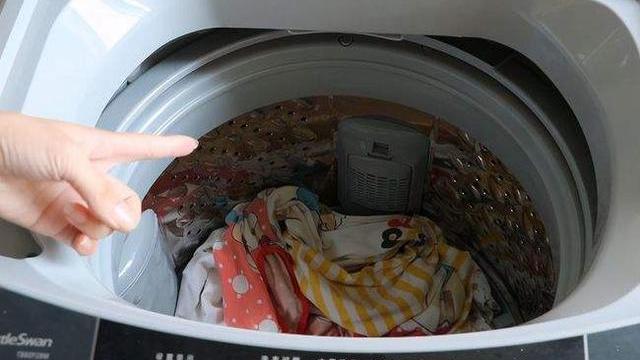 为啥衣服洗完全是“毛”？老保姆教你2招，衣服一尘不染！