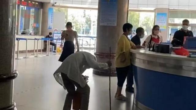 大爷独自一人在医院，佝偻着腰直不起来，网友：看着样子好心酸啊
