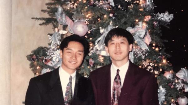 张国荣|唐鹤德为了纪念张国荣，晒出昔日的合影照，两人笑容很温馨