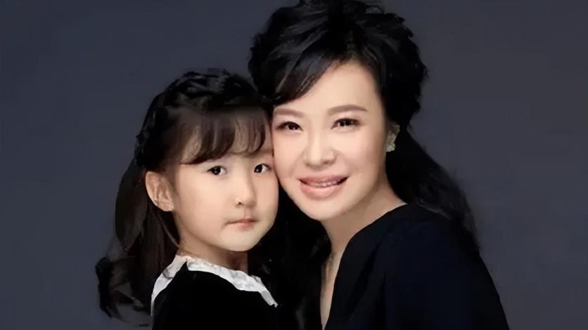 主持人|上海金牌主持叶蓉：低调复出后越发优雅端庄，女儿已经11岁