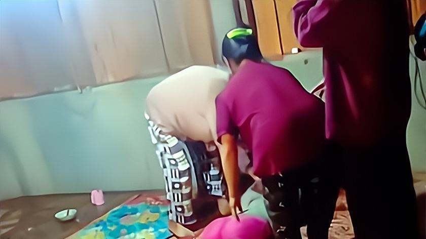 女子带网友回家被抓现行，衣衫不整还满地打滚：我跟他才是真爱