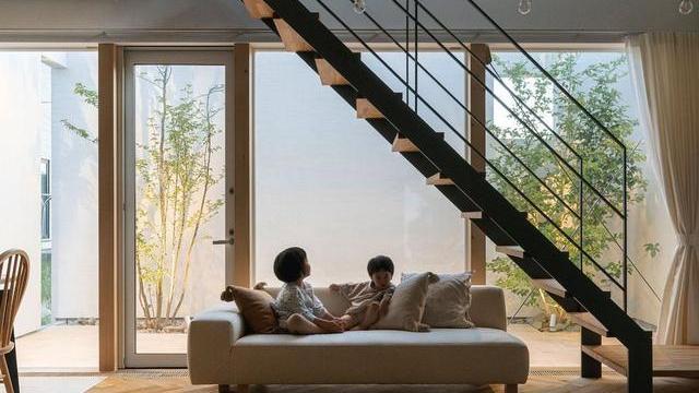 有栋自建房，面积不大却挺爽！院子里有影院，二楼直接睡地上