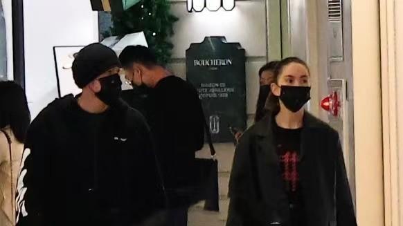 周杰伦|周杰伦陪昆凌买奢侈品，获多位店员服务，有说有笑画面甜蜜