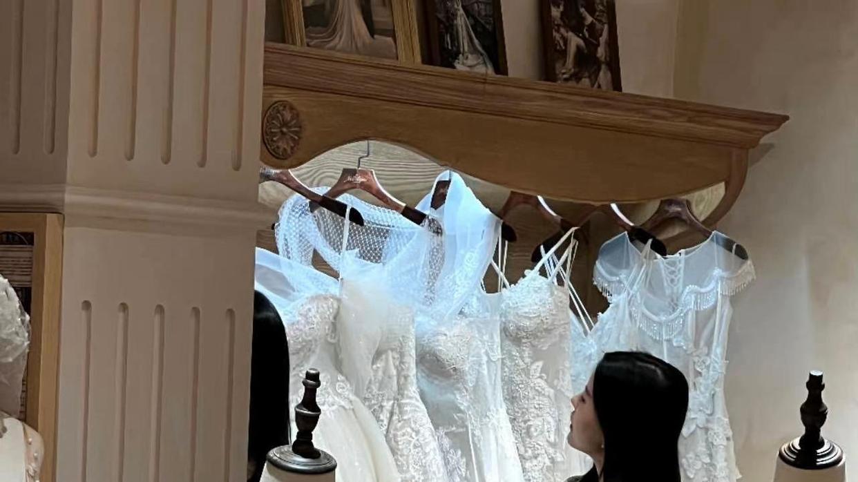 工作室|by2俩姐妹同逛婚纱店，网友提问是否好事将近，工作室回复被证实