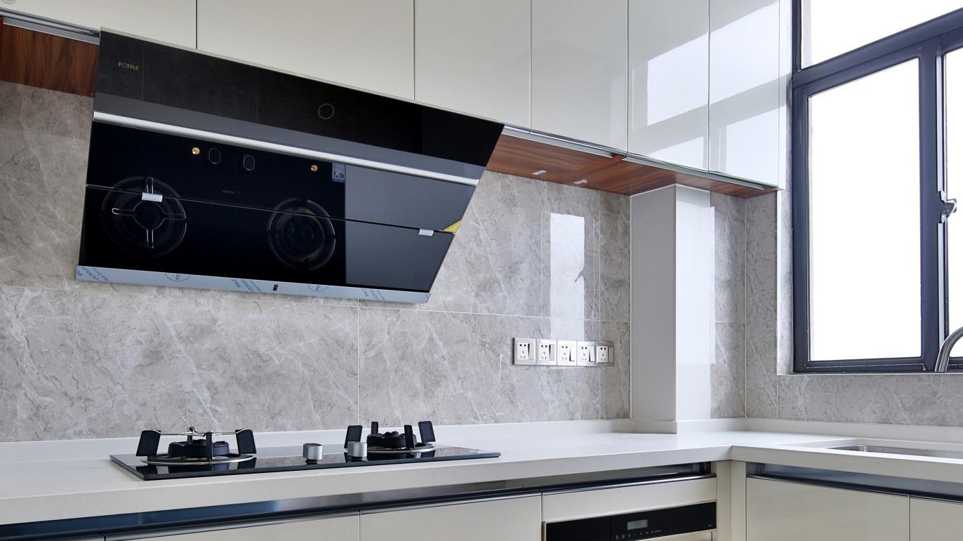 99平现代风三居室，落地窗旁的餐厅可以夜晚可以看繁星点点