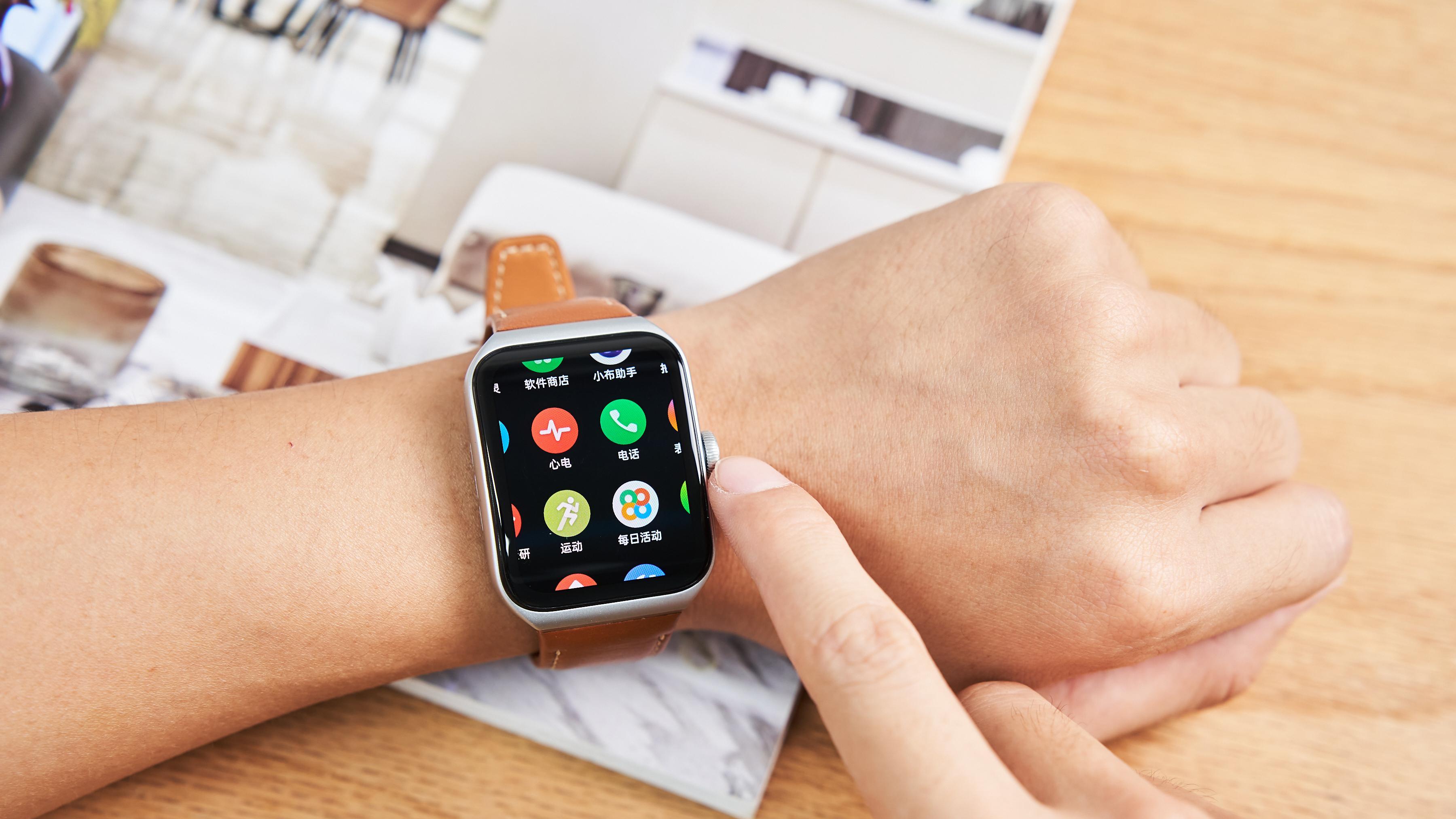 卫龙|安卓手表能和iPhone匹配吗？对比华为OPPO小米智能手表，给你答案
