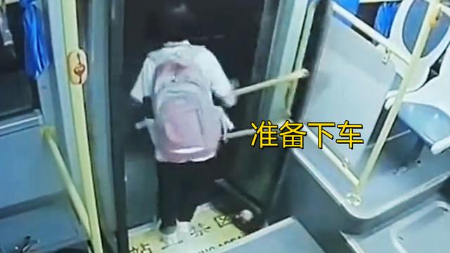 广东一女学生下车被车门卡住脚，拖行近半分钟，司机毫无察觉