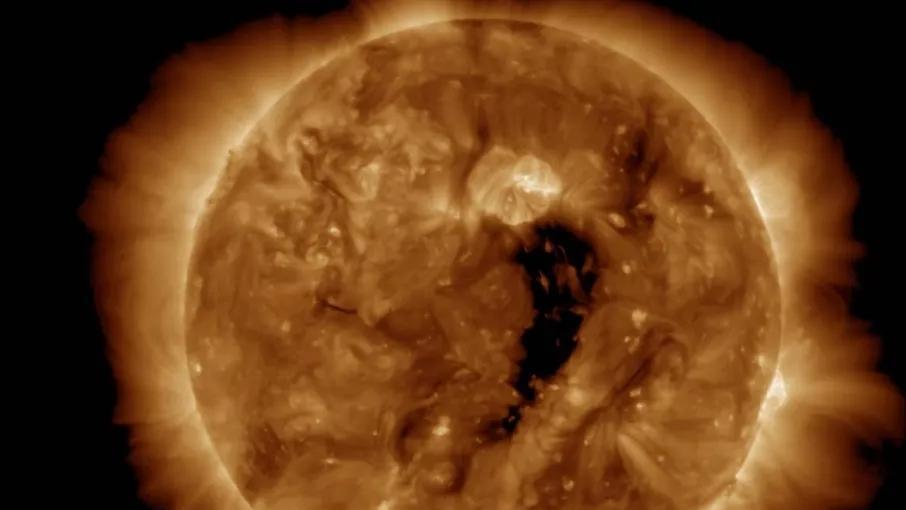 太阳表面出现巨大“破洞”，无数碎片向地球冲来！地球会怎么样？