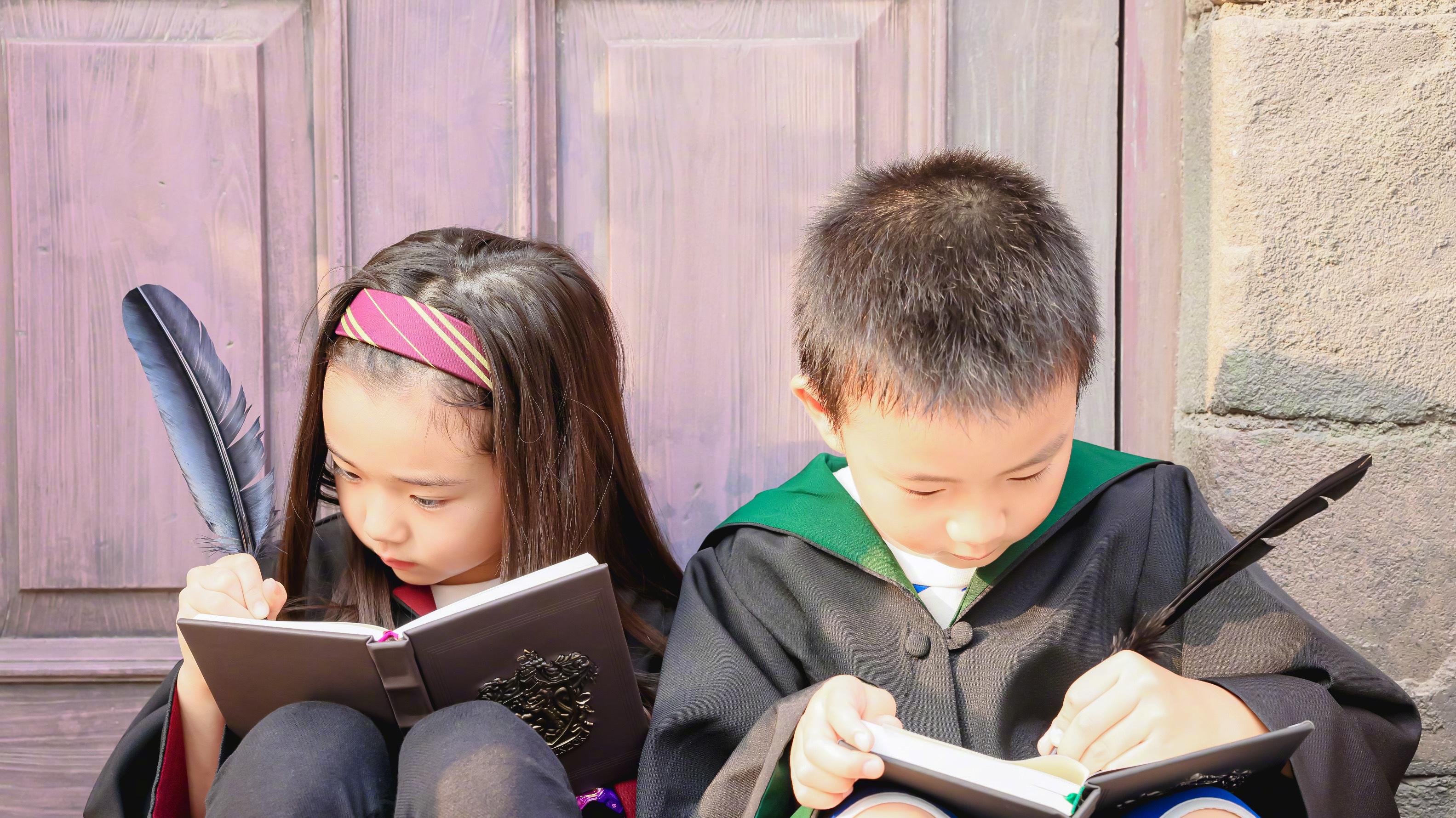 董璇|董璇、关悦带娃出游，偶遇李茂一家，小酒窝长相甜美有明星范