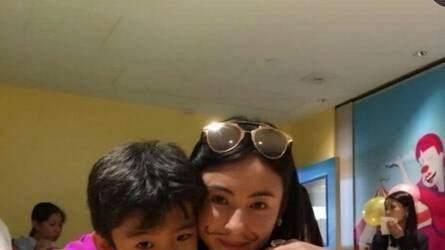 张柏芝|张柏芝机场偶遇王菲女儿李嫣，小姑娘情商太高，一句话化解尴尬