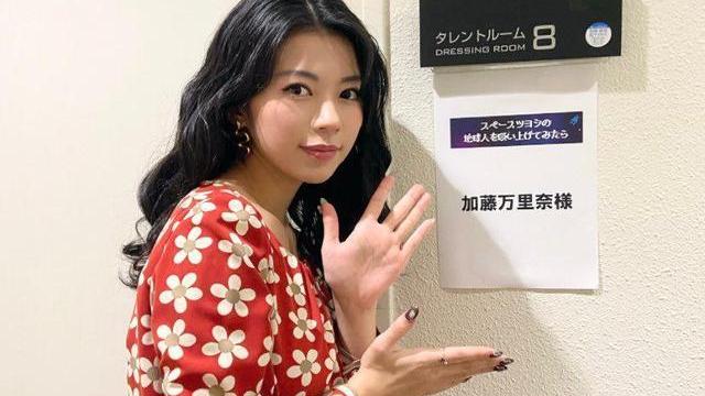蚊子 妹子收集吸过自己血的蚊子，把血抽干做成“蚊子美甲”这画风？