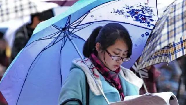 求职|为何穷人家孩子很少“考公务员”？